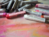 Bâtonnets de pastels secs.